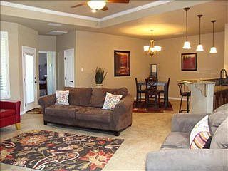 2nd image of 417 Viale Bond