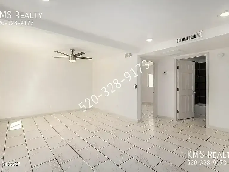 2429 E Cameron Vis — Photo 3