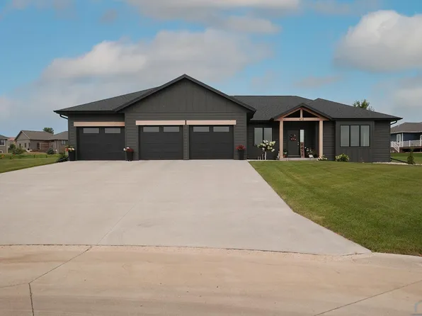 612 18th St SE, Sioux Center, IA 51250