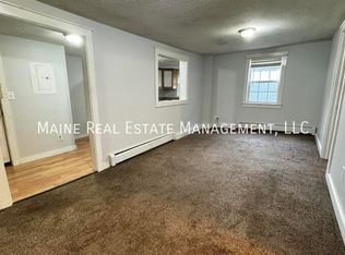 206 Maine Ave APT 5, Farmingdale, ME 04344