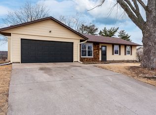 5824 Oakbrook Rd, Davenport, IA 52806