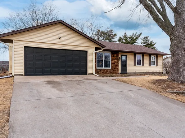 5824 Oakbrook Rd, Davenport, IA 52806