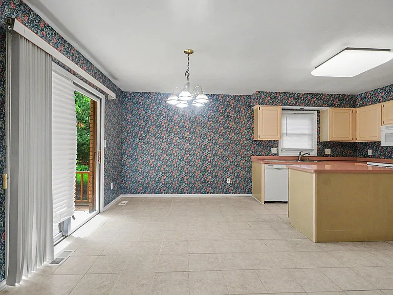 456 Essex Dr — Photo 10