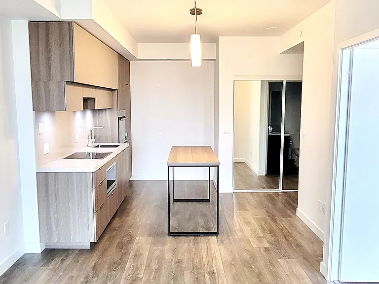 8 Eglinton Ave E #806 — Photo 7