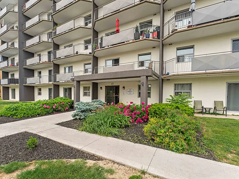 15 Sympatica Cres — Photo 6