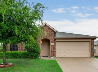 526 Kensington Dr, Midlothian, TX 76065