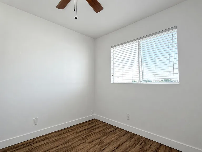 2226 Lewis Ave — Photo 13