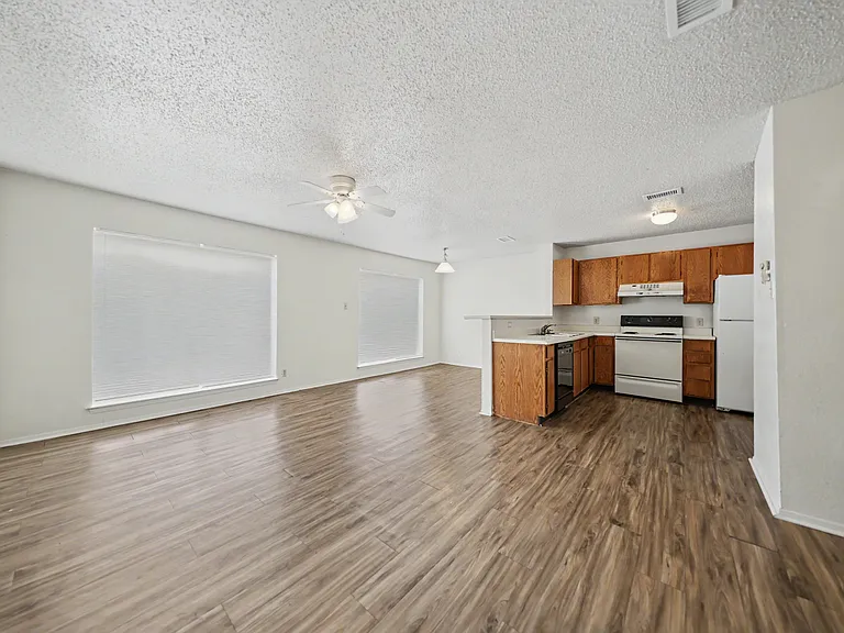 705 W Ave D, Belton — Photo 21