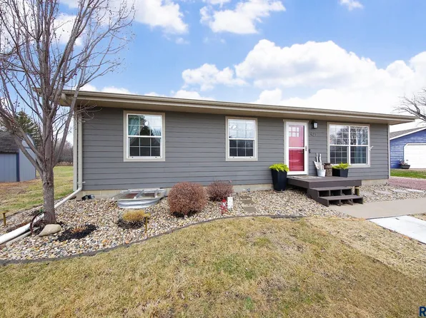 421 Rummel Dr, Lennox, SD 57039