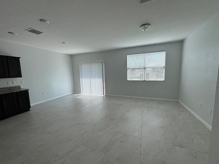 386 Madison Dr — Photo 2