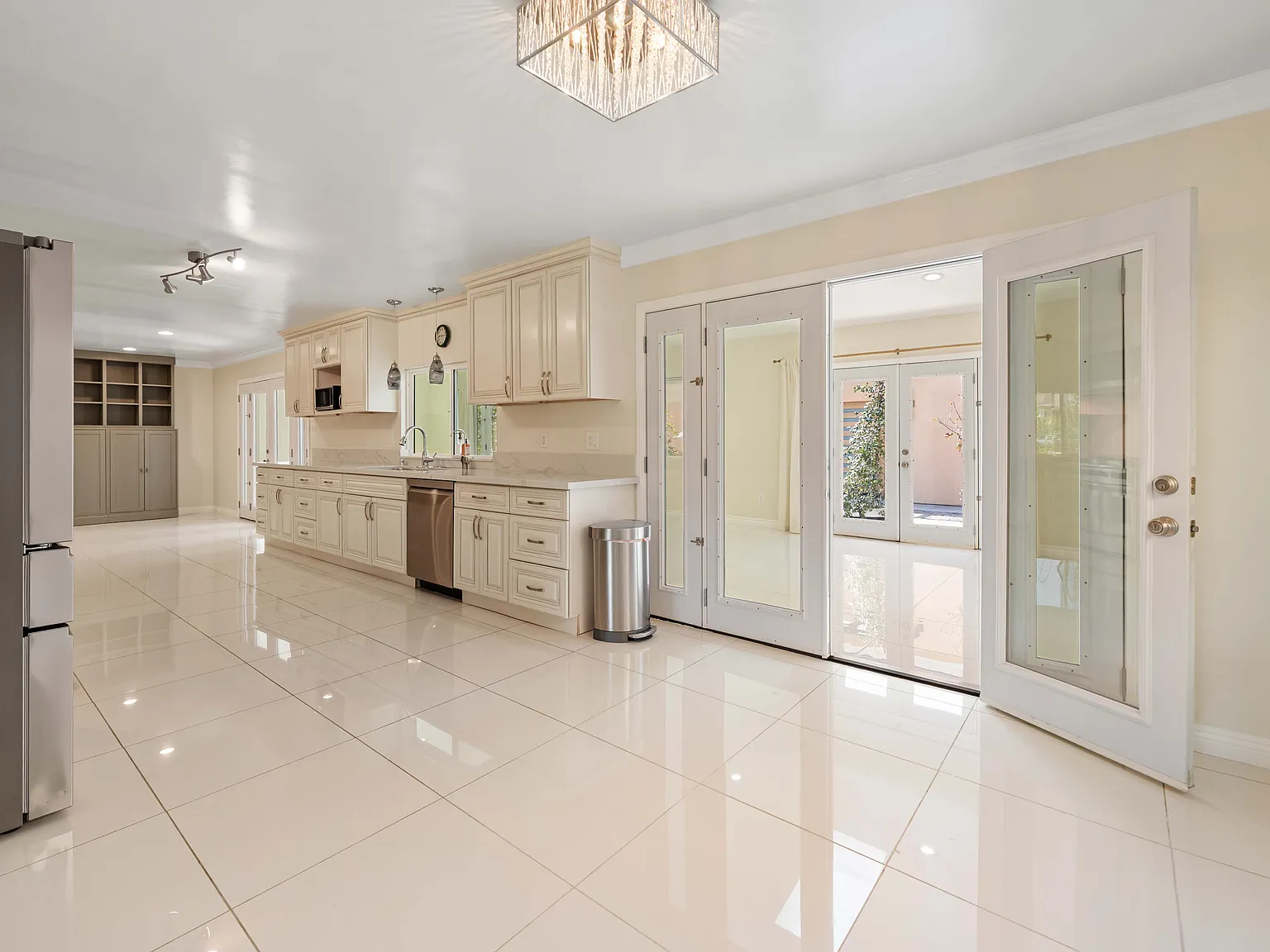 5 bed, 3168 sqft, $6,500 — Photo 4