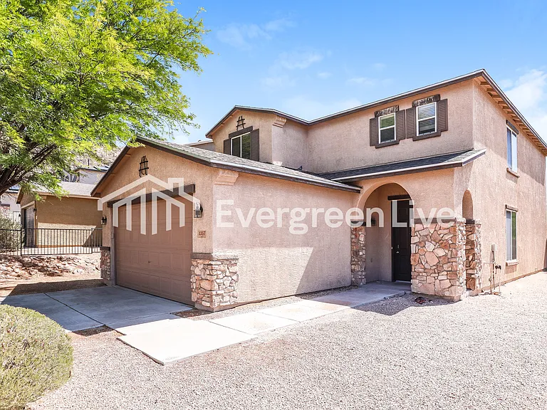 1357 S Woodbine Ln — Photo 2