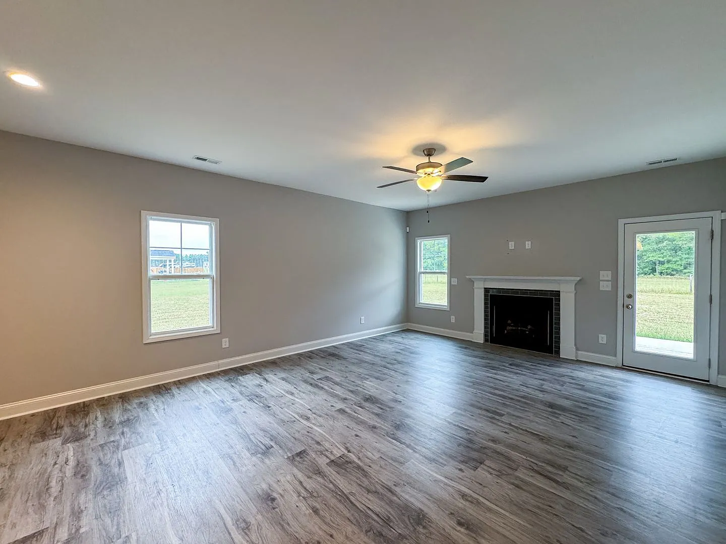 Beautiful 4 Bed 2 Bath Home in Fayetteville — Photo 3