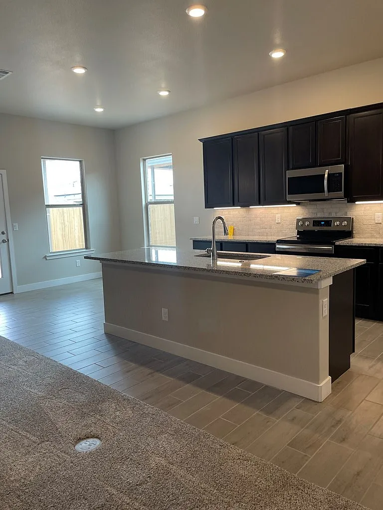 3 bed, 2.0 bath, 1645 sqft, $2,400 — Photo 3
