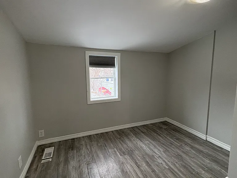 882 Redwood Ave — Photo 8