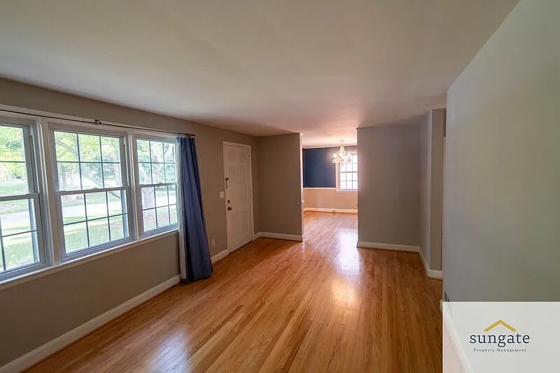 3 bed, 2.0 bath, 1409 sqft, $2,400 — Photo 2