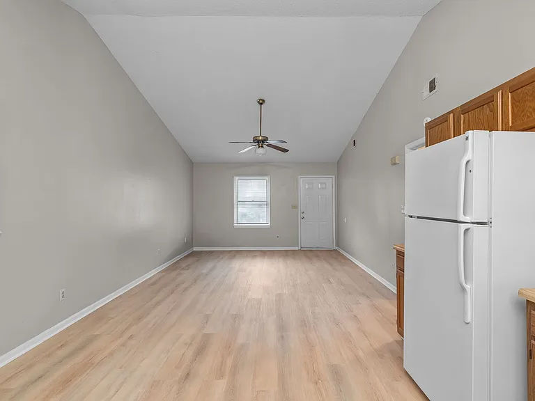 126 Windsor Ct — Photo 14