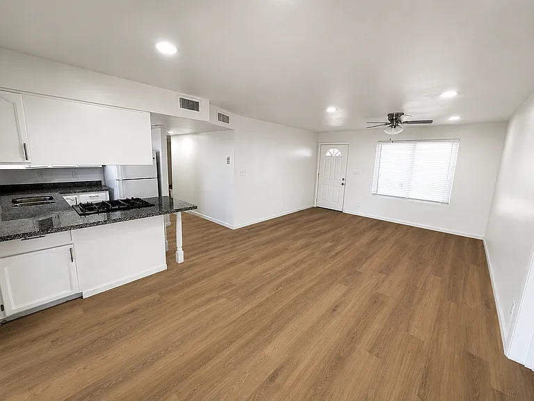 8836 W Mackenzie Dr — Photo 3