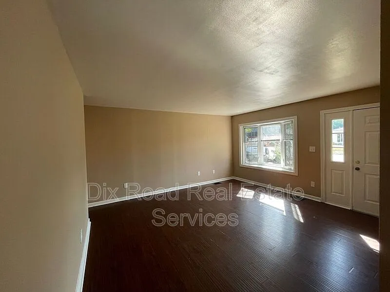 3 bed, 1.5 bath, 1140 sqft, $1,595 — Photo 3