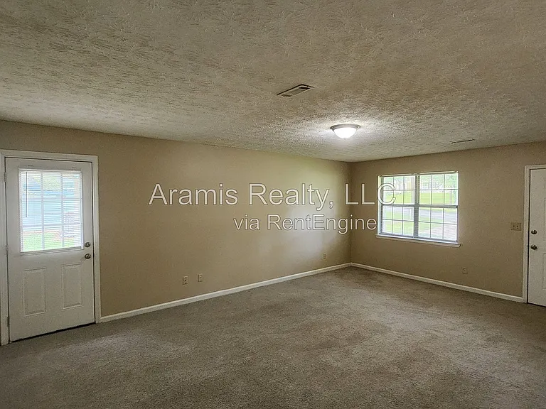 1050 Greendale Ln — Photo 2