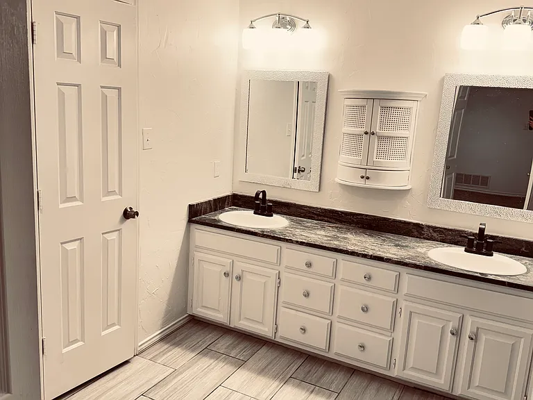 1004 Silverthorn Ct — Photo 12