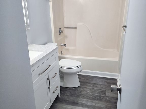 5th image of 1015 Old Colony Rd #6