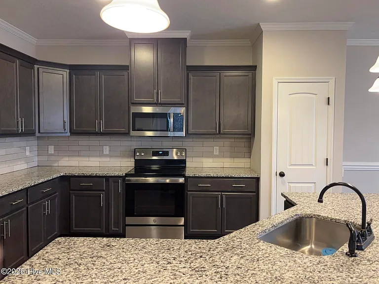 1210 Belgrove Dr — Photo 9