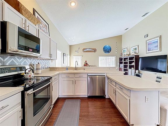 4th image of 208 Castlemain Cir