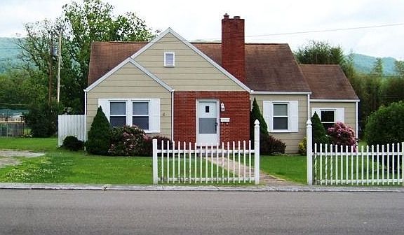 3rd image of 224 Murphy St