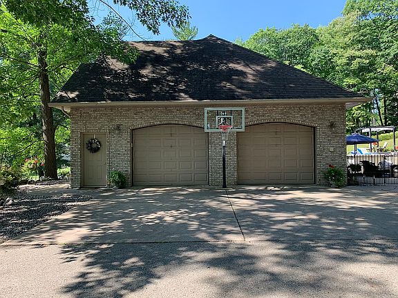 5th image of 310 Tall Pines Dr