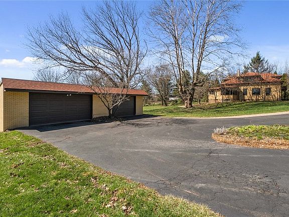 3rd image of 739 Butler Rd E