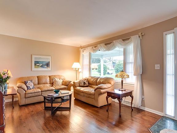 3rd image of 6220 Meadowbrook Dr