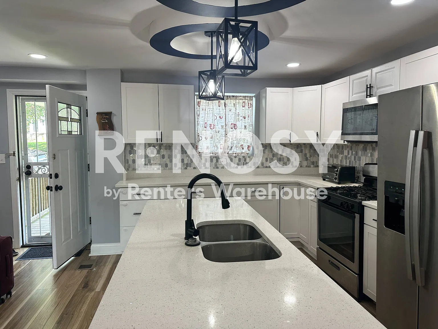 Stunningly updated 3+BR 2BA — Photo 3