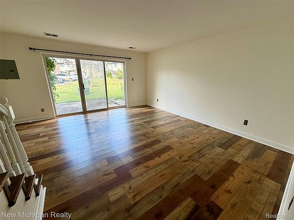 3rd image of 854 N Main St