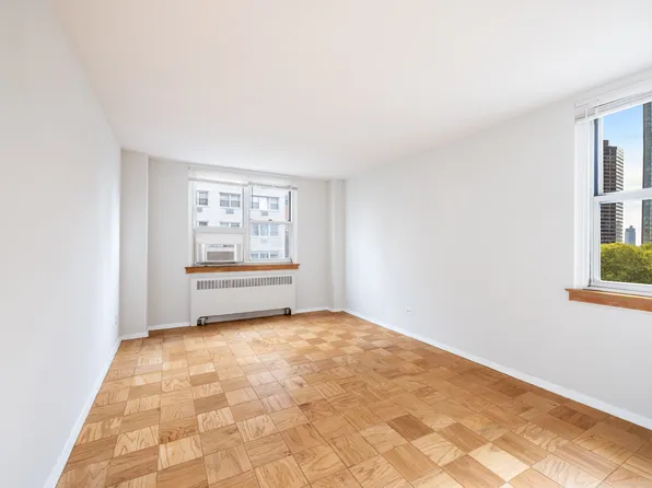 240 East 35th Street image 4 of 7