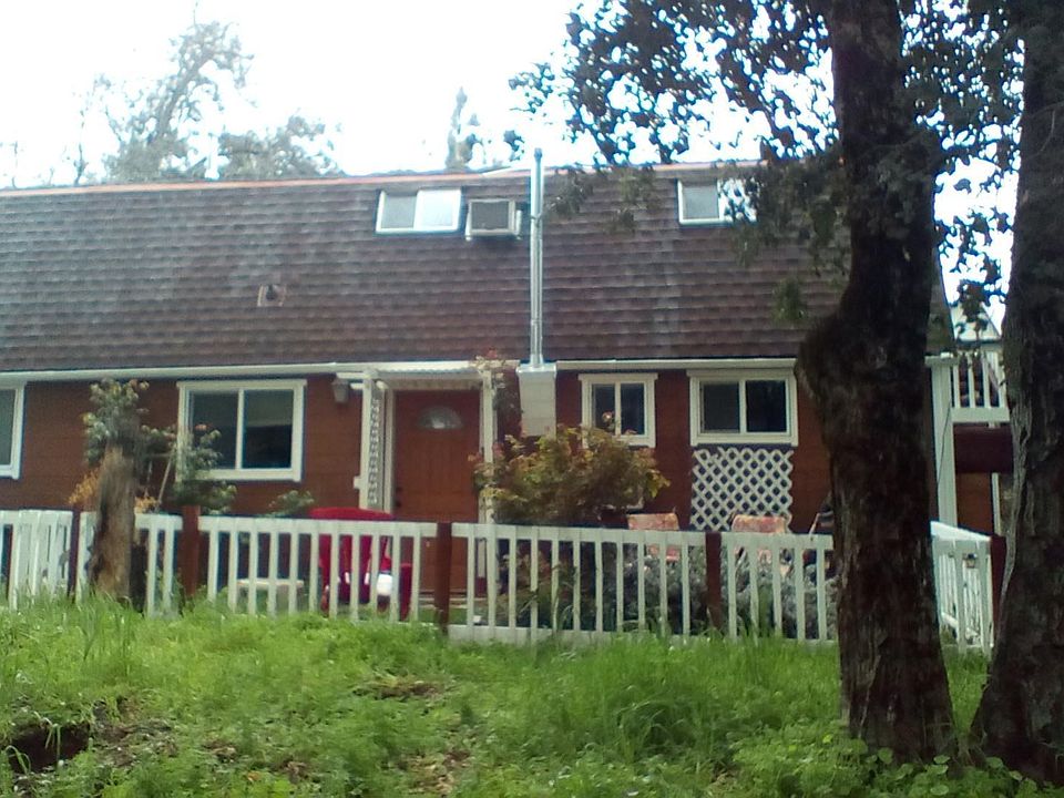 This charming cottage is private and has it's own fenced in yard & garden.. .