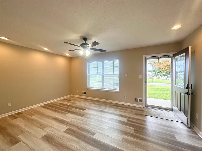225 Joy Ave — Photo 6