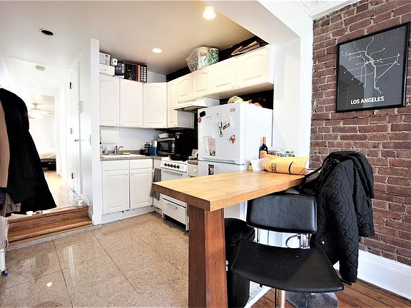 3rd image of 417 W 48th St APT 4e
