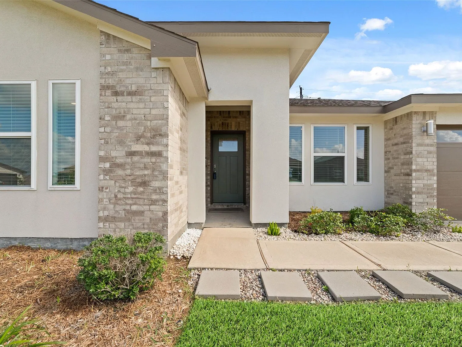 4 bed, 2.0 bath, 2098 sqft, $2,500 — Photo 4
