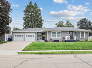 1221 S 10th St, Clinton, IA 52732