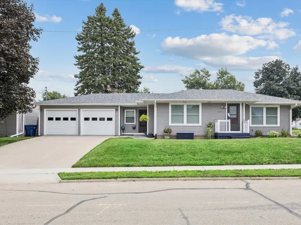1221 S 10th St, Clinton, IA 52732