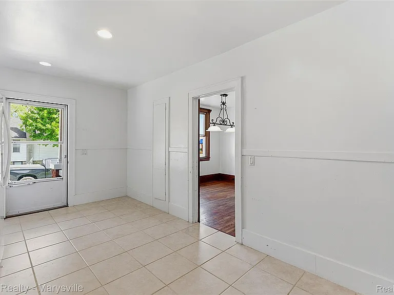 504 Clinton Ave — Photo 14