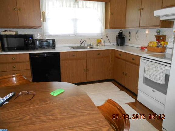 4th image of 17 White Dr