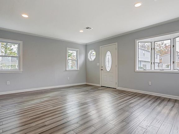 3rd image of 425 Walnut St