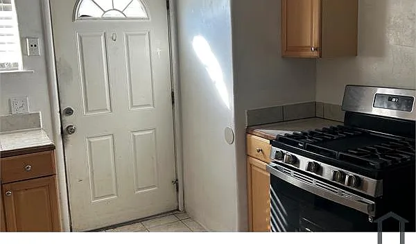 3 bed, 1000 sqft, $4,100 — Photo 3