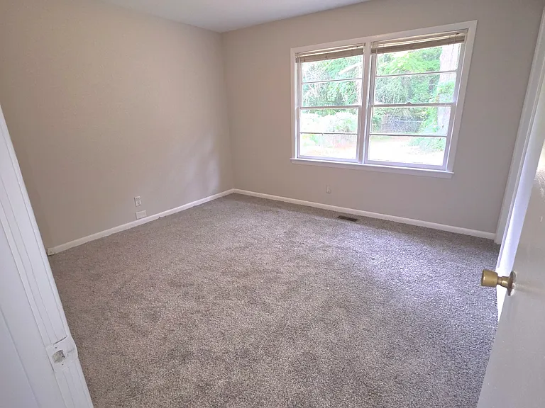 434 Homestead Dr — Photo 2