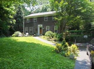 16 Bennett Ln, Stony Brook, NY