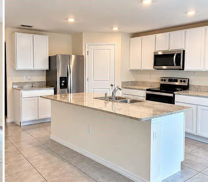 4 bed, 3.0 bath, 2371 sqft, $2,450 — Photo 2