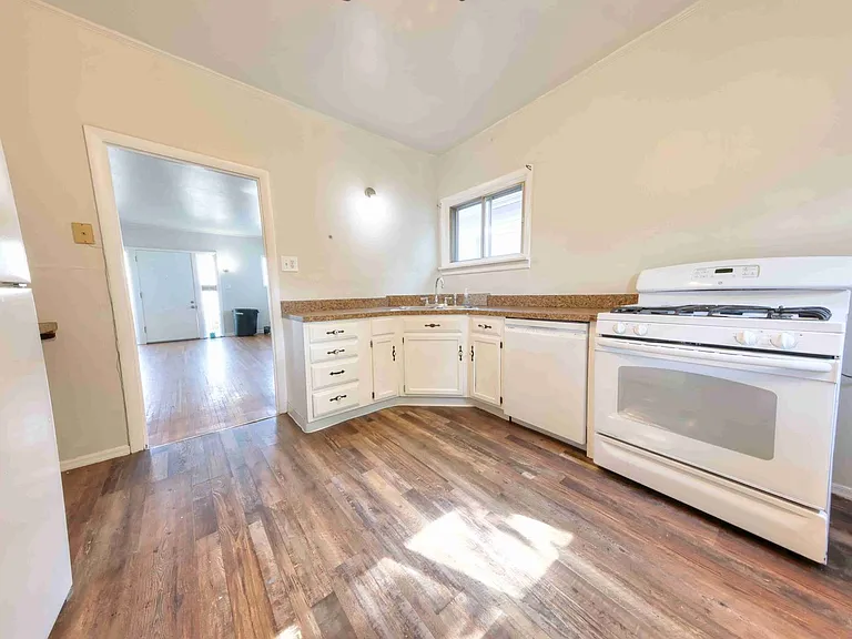 3810 Neosho St — Photo 2
