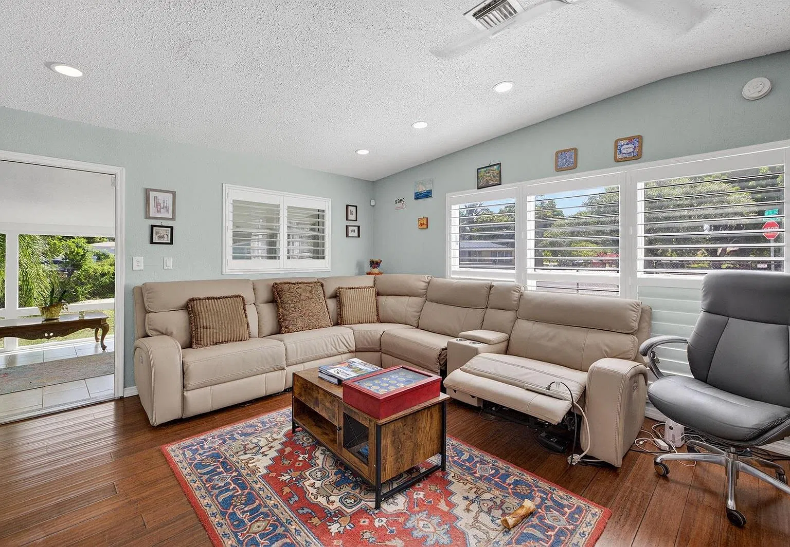 3 bed, 2.0 bath, 1643 sqft, $4,000 — Photo 4